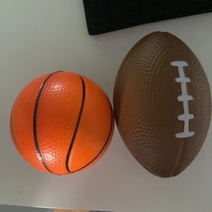 Två bollar köp gärna - Detta är en amerikansk fotboll och en basket boll dem är aldrig använda 
