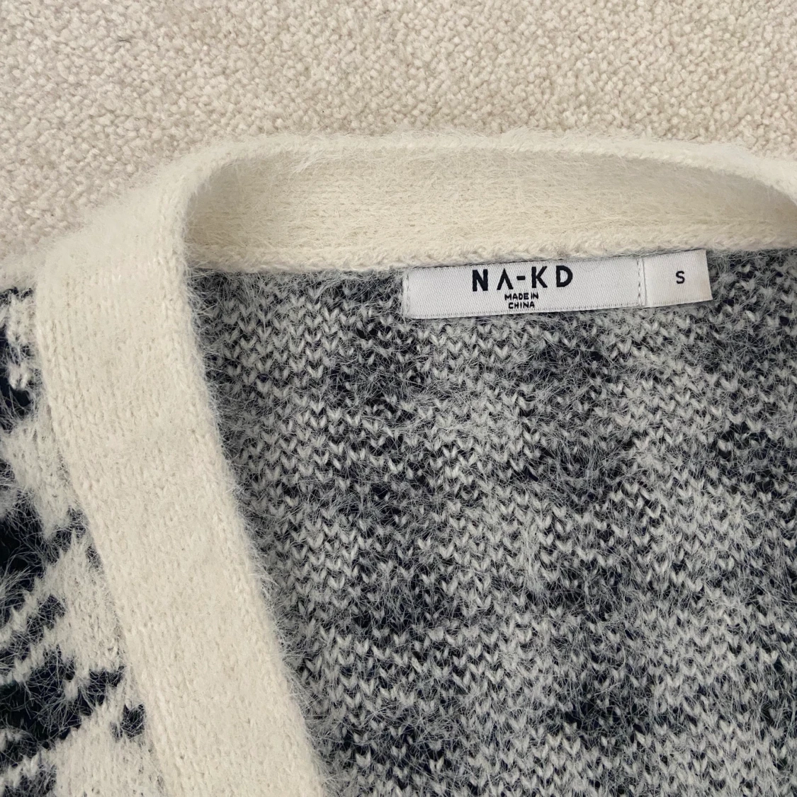 Stickad mönstrad kofta från NAKD  - 90
