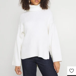 Vit stickad tröja från Ginatricot  - Säljer denna stickade polotröjan från Ginatricot, knappt kommit till användning. Den har slits på sidorna och är ”lite längre”. Slutsåld i alla storlekar💓 Nypris 399kr