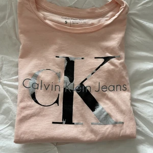 Calvin Kelin - Härlig färg passande till sommaren, strl S! Lite sprucken i trycket som tröjor lätt blir som har tryck! 