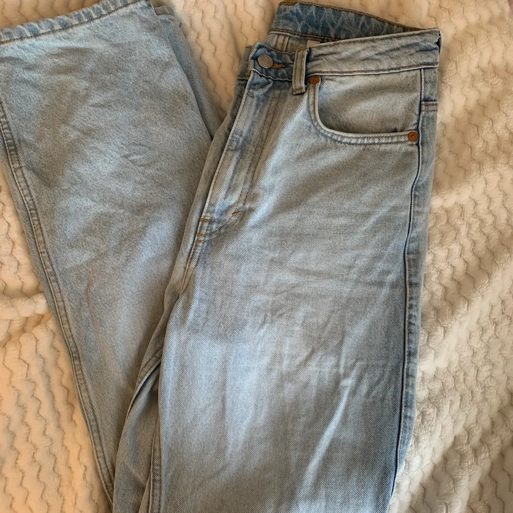 Säljer mina jeans från weekday i modellen row i en ljus tvätt. Storlek: W:27, L: 30. Använda ett fåtal gånger, så dom är i ny skick och inte uttöjda 🤍. Jeans & Byxor.