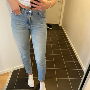 Jeans  - Jeans från never denim 150kr. Jag är 170cm