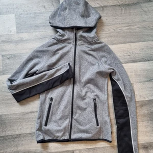 Tunn träningsjacka  - Tunn träningsjacka, figursydd, med reflexsömmar på armarna 🤍  (Frakt/porto kan diskuteras)