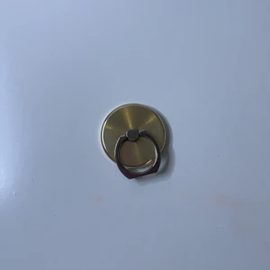 Ring mount  - Guldig ringmount från ideal of Sweden. Använd fåtal gånger och är i fint skick!