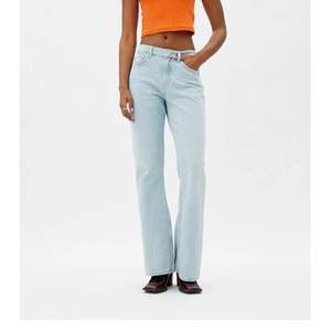 snyggaste jeansen från weekday! modellen ”sway mid bootcut jeans” i färgen ”lula blue”💙💙💙💙 så himla fina på och otroligt bekväma! storlek W27👊🏼 jag på sista bilden är 173cm💅🏼 använda ett fåtal gånger och säljer då jag har för många brallor!