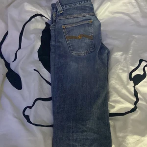 Nudie jeans - Säljer mina super coola nudie jeans då dom är alldeles för stora för min smak. Dom är från man skulle jag gissa men passa kvinnor. Vet inte riktigt vad storleken är men dom passar mig i längden och jag är runt 158! Kp för frågor