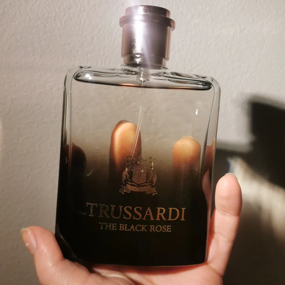 En parfym från trussardi. Som man kan se på bild 2 doftar den mycket rosor. Men skulle säga att doften är mörk och passar perfekt till vintertider eller kvällar. Säljer pga att den inte kommer till användning. Nypris ca 500kr.. Perfume.
