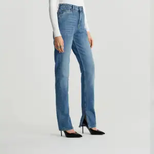 Obs! Fel färg på bilden på modellen! Säljer mina sköna blåa jeans från Gina. Det är använda ett fåtal gånger och köpta i höstas från nätet. Köpte dom för 599kr 