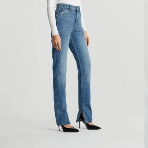 Jeans - Obs! Fel färg på bilden på modellen! Säljer mina sköna blåa jeans från Gina. Det är använda ett fåtal gånger och köpta i höstas från nätet. Köpte dom för 599kr 