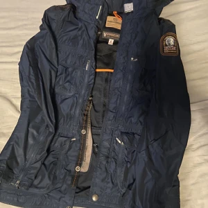 Parajumpers jacka - Vindjacka från parajumpers i bra skick Storlek M Skriv för mer bilder