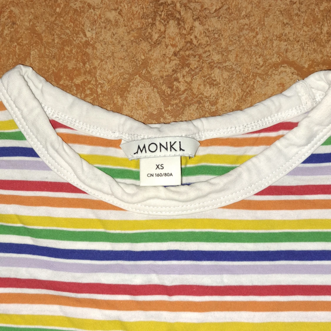 Regnbågsrandig tröja - 90