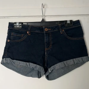 Jeansshorts  - Jeansshorts från New Yorker. Inga tydliga tecken på användning. Strl 36. Stretchiga i materialet 