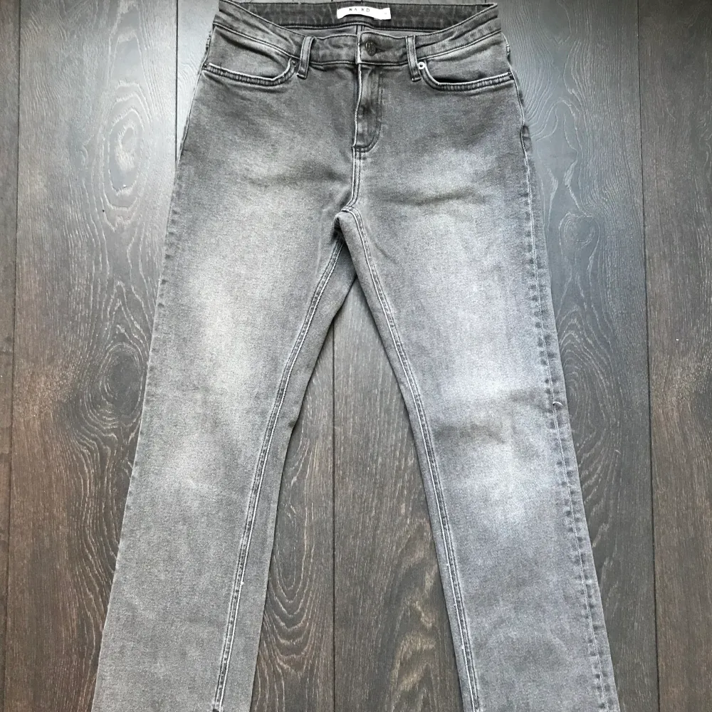 Helt oanvända jeans i grå tvätt från Moa Mattsons kollektion för NA-KD. Normalhög midja och raka i benen med en liten slits vid foten :) Orginalpris är 600. Jeans & Byxor.