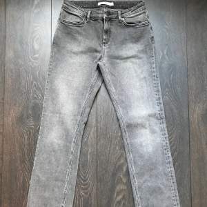 Helt oanvända jeans i grå tvätt från Moa Mattsons kollektion för NA-KD. Normalhög midja och raka i benen med en liten slits vid foten :) Orginalpris är 600