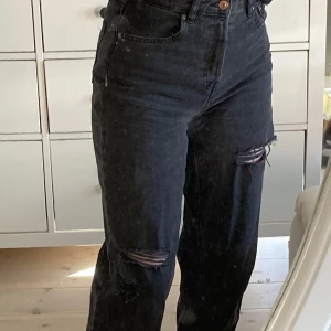 Jeans från hm - Snygga högmidjade jeans från hm. Storlek 34 men passar även mig som oftast har 36 på jeans. Litet hål på höger bakficka (syns på bild 3).