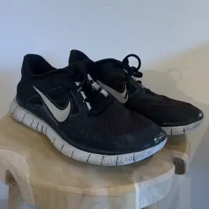 Svarta Nike träningsskor i strl 38. Begagnat skick. 