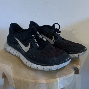 Nike träningsskor  - Svarta Nike träningsskor i strl 38. Begagnat skick. 