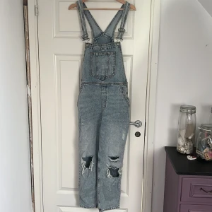 Hängselbyxor  - Hängselbyxor från H&M. Strl 38, knappt använda. 