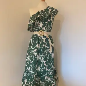 Grön mönstrad klänning med sidovolang och skärp o midjan. Midi/ maxi. Strl M från Mango. Ny med taggar.