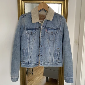 Levis jeansjacka - Fodrad jeansjacka från levis, strl m men liten så passar bättre på xs/s, spårbar frakt 69kr💕