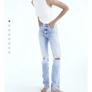 Jeans - Jättesnygga jeans ifrån zara med slits och hål i. Kontakta mig för fler bilder 💘