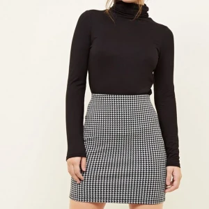 Houndstooth kjol - Supersöt kjol från Kappahl🌸Säljer då den inte är min stil längre. Använd max 3 ggr💗Skriv för fler bilder🥰