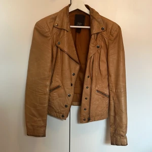 Biker jacka - Skinnjacka i beige/tan, fodrad med tunn liner. Snygg jacka till våren. 