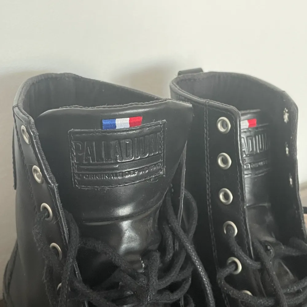 Näst intill oanvända kängor/boots från märket Palladium. Inga skador, säljs då jag har dubbla par. Nypris ca 900kr, pris går att diskutera. Kengät.