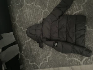 Calvin klein jacka storlek S - Bra pass form på jacka och är använd ungefär 7 gånger.