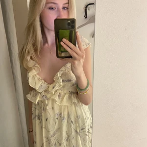 Klänning  - Super fin klänning med blommor på ljus gul perfekt till sommarn 