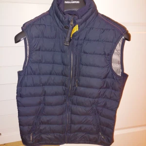 Parajumper väst blå  - En väst från kidbrandstore köpte in den för cirka snart ett år sedan. använde den i ett bra skick inga hål inga märken 