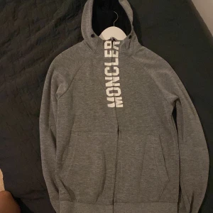 Moncler kofta storlek S - Jag säljer denna moncler koftan då den nu är för liten för mig den är inte så jätte mycket använd 7/10 i skick. Pris kan diskuteras!