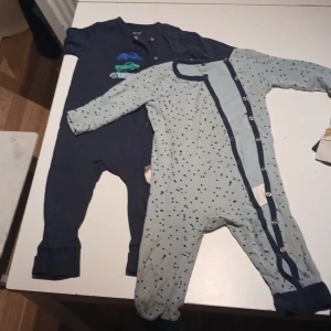 Pyjamasar barn - 1st mörkblå med bilmotiv, 1st ljusblå med prickar. Båda i storlek 74. Sparsamt använda