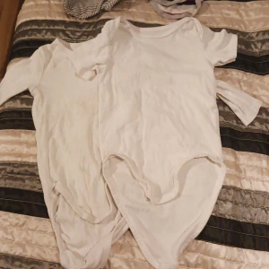 2 bodies barn - 2 st vita bodies från H&M, 1 med lång ärm och 1 med kort ärm. Båda i strolek 92. Sparsamt använt