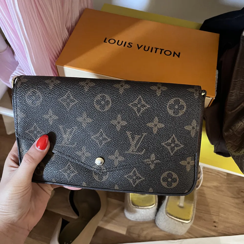 Louis Vuitton Felicie Pochette väska, i ett väldigt fint skick och relativt ny! Köpt här på Plick men kvittot är borttappat därav priset. Allt på bilden ingår och väskan går att ha på flera olika sätt! Skriv för fler bilder. . Väskor.