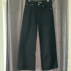 Jeans  - Svarta utsvängda jeans från Junkyard, dem är i storlek 29 och är Wide leg jeans, jag har sytt upp dem och sytt in dem så är ärlig med det☺️så dem är lite mindre i storlek nu☺️kan gå ner i pris om de är bra prisförslag men annars inte 