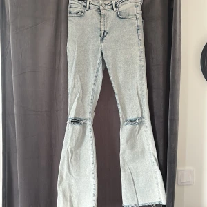 Jeans  - Blåa utsvängda jeans i storlek M men passar S också, om man är runt 170 så kommer dem nog passa bra dem är förstora på mig som är 160 cm 