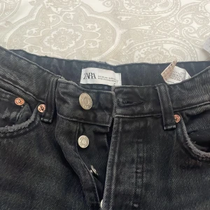Zara Jeans  - Säljer ett par svarta Mid Rise jeans från Zara. Samma modell som de blåa jag säljer.