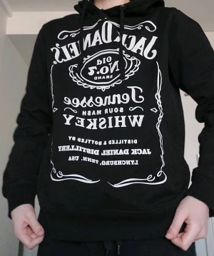 Jack Daniels tröja - This pulover is in good shape, the size is fit for M, S (if you like it baggy) or L and its comfortable to wear.