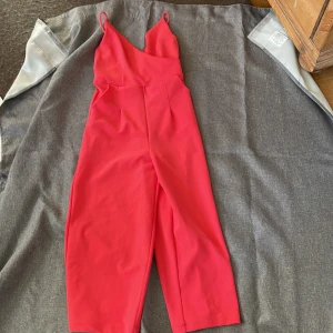 Byxdress - En oanvänd rosaröd byxdress från bikbok i storlek xs som inte kom till användning 