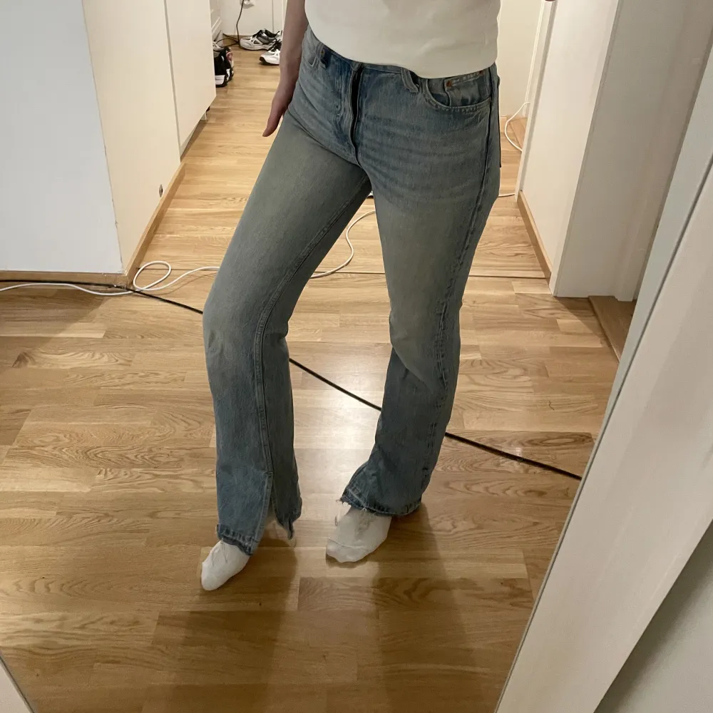 Blåa jeans med slits. . Jeans & Byxor.