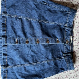 Jeanskjol - Jeanskjol från Gina tricot i storlek 38