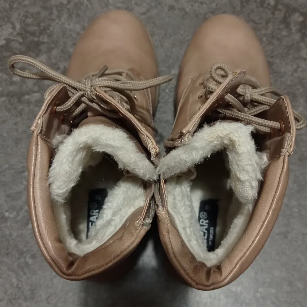 Only worn once, like new Bought in kids section but also fits woman wearing size 38 😊 Sole length inside: 23,5cm Faux fur inside makes them comfortable and warm Waterproof  Brand: Linear of Sweden . Skor.