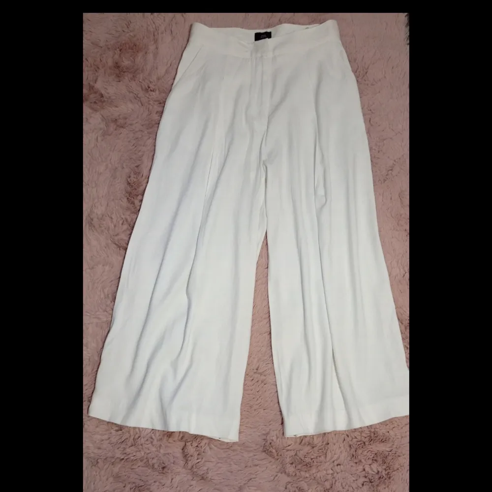Never worn, only tried on Very large and very flowy  Bought in 2018 UK 10 - EUR 36  It is a little see-through, especially in backlight (dm for pics) back of the leg has a very subtle sewing flaw , which is not visible when worn (last pic). Jeans & Byxor.