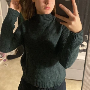 Stickad tröja  - En grön stickad tröja från Noisy May i storlek S, använt 1 gång. Köpare står för frakt!!