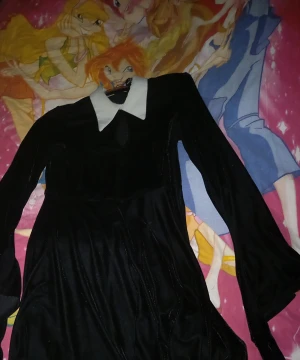 Svart sammetsklänning  - Andvänd få gånger fint skick men foundation på kragen kan tvätta den innan skickar den 