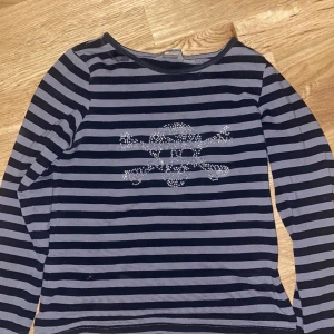 Svart döskalle tröja med rhinestones - En super fin tight randig tröja med rhinstones på!