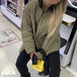 Fin vårjacka🫶 - Köpt här på plick men den passade tyvärr inte, säljer vidare den då den är i fint skick och ser knappt använd ut. Den är perfekt till våren och superfin💓