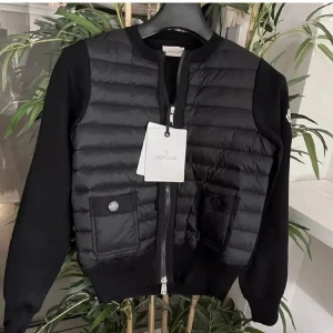 Moncler Cardigan  - Säljer nu min fina moncler jacka i den svarta färgen i storlek S då jag ej tycker den passar mig riktigt❤️ jackan köptes i somras och har inga defekter! Kontakta för bättre bilder. Jackan har en qr kod man kan skanna och lappar medföljer, 100% äkta❤️