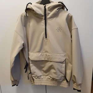Dope anorak st. S - Anorak i bra skick. Använde en säsong men den är lite för stor för mig så kommer inte till användning. Den har en liten fläck fram på fickan, knappt märkbar när man har den på sig. Skulle gissa att den går bort med fläckborttagning. Orginalpris 1599 kr